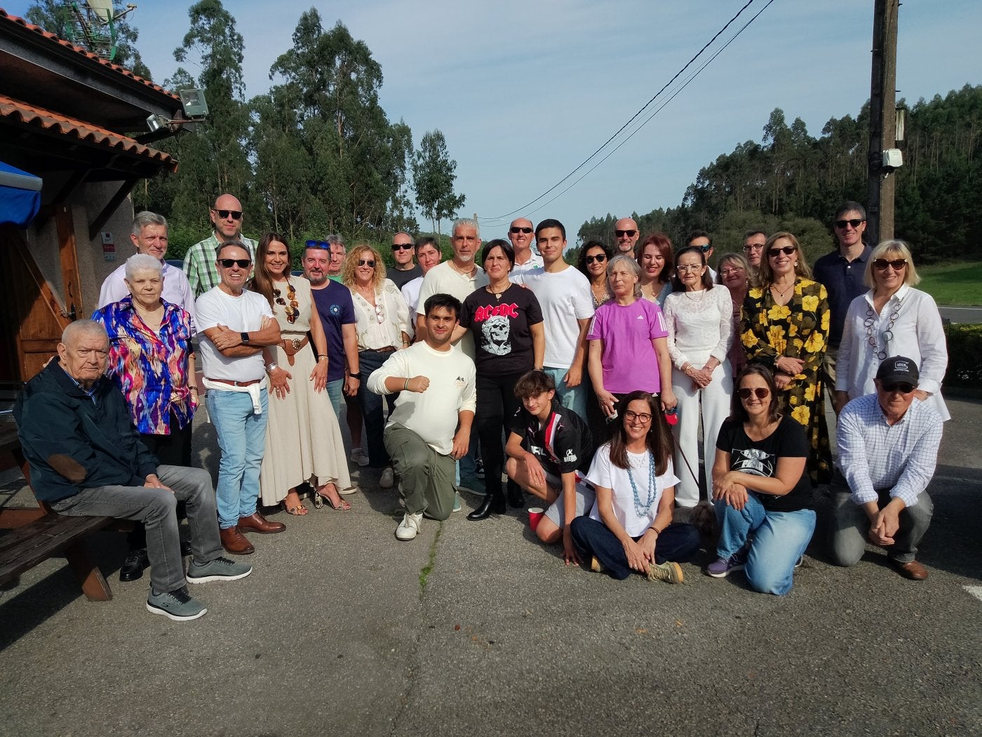 Noe Solla (de negro) con su marido Emilio, sus dos hijos y el resto de invitados a su 50 cumpleaños.