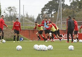 Trabajo.Los jugadores rojiblancos realizan un ejercicio durante la sesión matinal de este sábado.