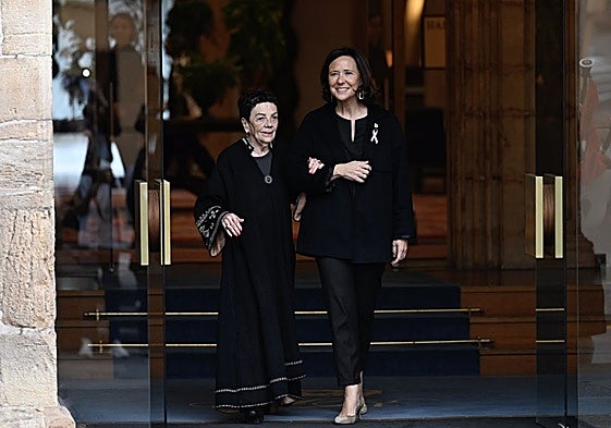 Graciela Iturbide, del brazo de Teresa Sanjurjo.