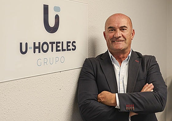 Antonio Mediavilla, en su despacho de U Hoteles, en el centro de Oviedo.