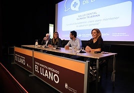 Los especialistas de la Clínica Tejerina Pedro González Lafita, Inés Rodríguez y Pablo Tejerina, con la periodista Mónica Yugueros.