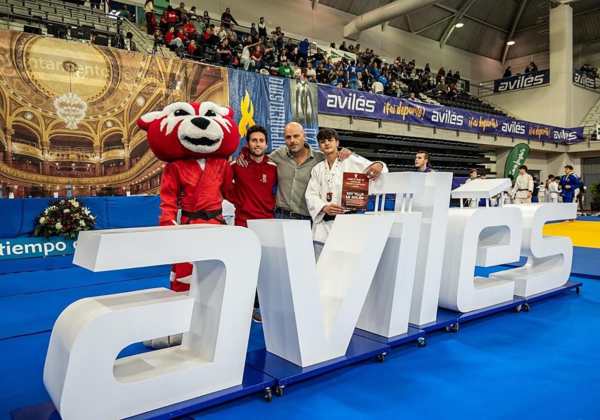Saúl Fernández, del anfitrión Judo Avilés, logró la medalla de bronce en la categoría -66 kilos de la Supercopa de España cadete.