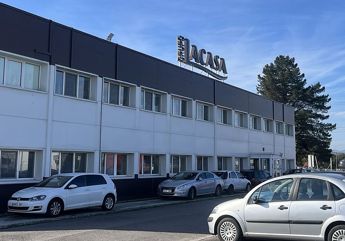 Exterior de la planta del Grupo Lacasa en la zona industrial de Meres, en Siero.