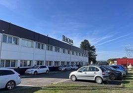 Exterior de la planta del Grupo Lacasa en la zona industrial de Meres, en Siero.