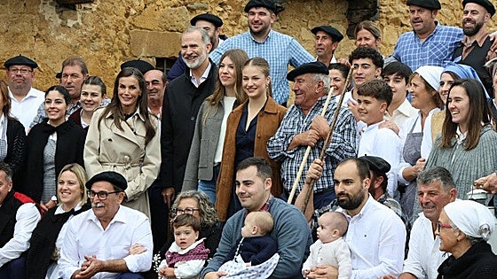 «¡Valdesoto es un pueblo afayadizu!»: así te hemos contado el recorrido de la Familia Real