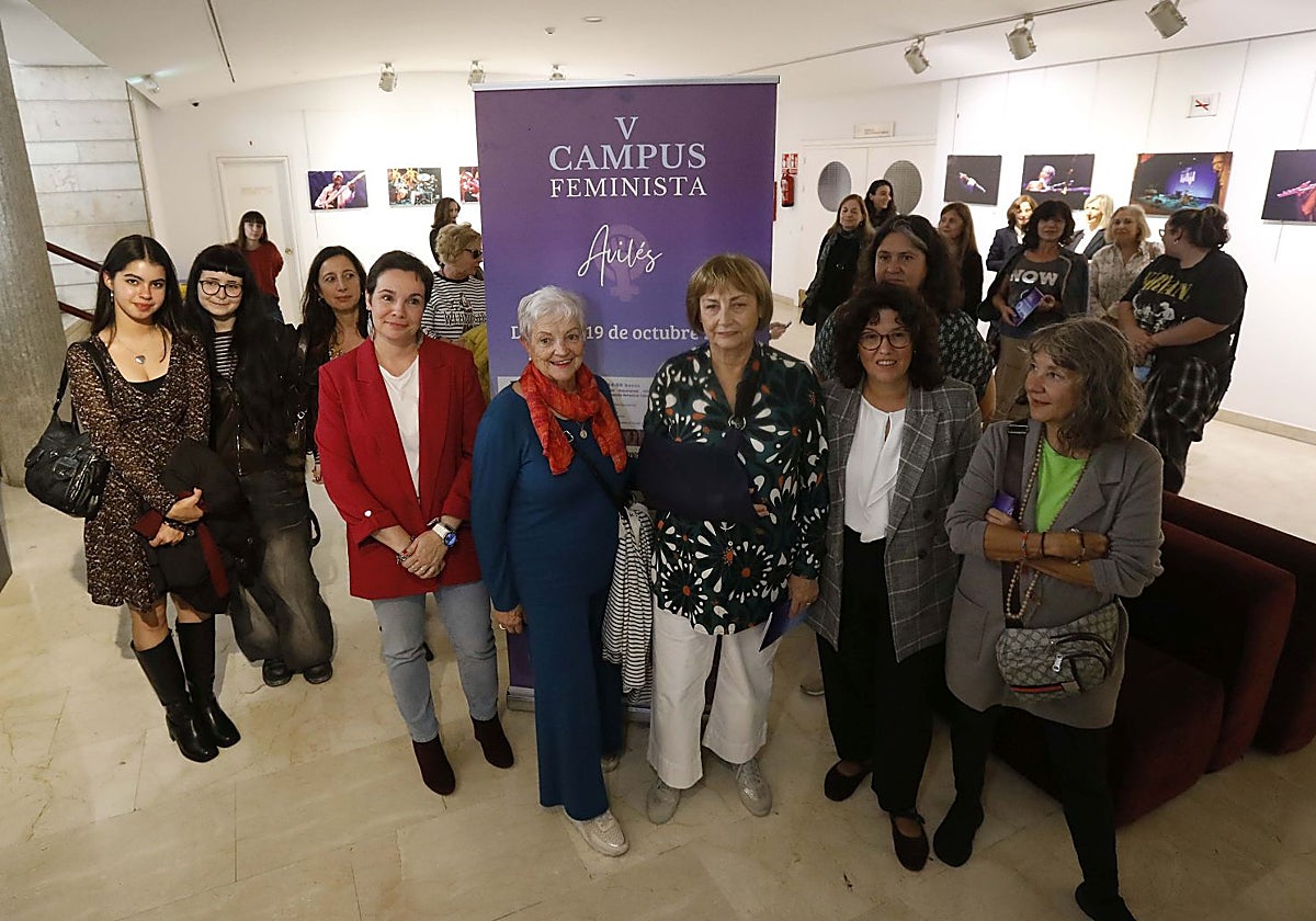 La alcaldesa y la edil de Igualdad de Avilés, junto a varias ponentes, en la inauguración del Campus Feminista.