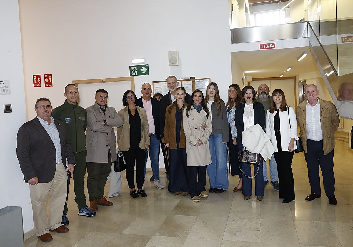 La Familia Real, en el centro, junto a los alcaldes de las localidades afectadas.