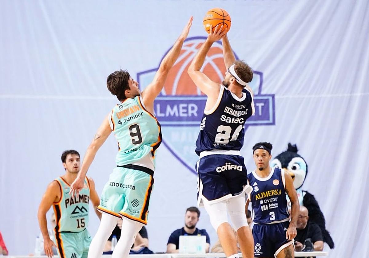 El alero Calvin Hermanson se levanta para lanzar a canasta, pese a la presión de un rival.