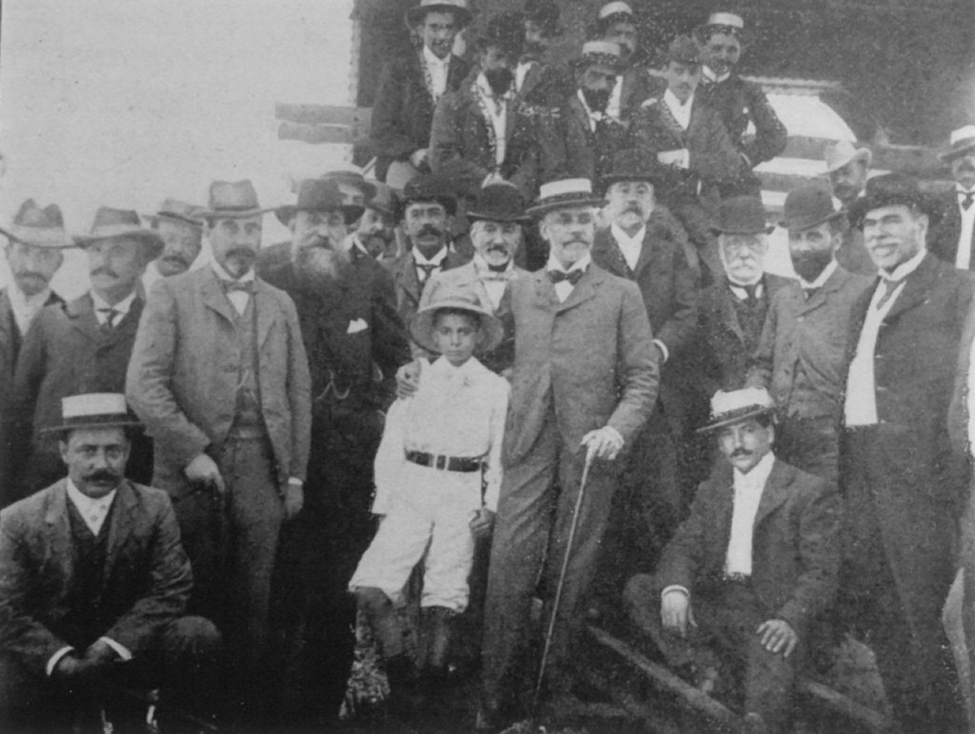 Casto Alejandro Olano, abajo a la izquierda, en la visita al puerto de El Musel del ministro de Fomento Miguel Villanueva Gómez.