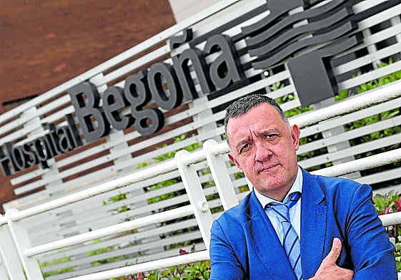 Pablo Hernández, gerente del Hospital Begoña, en la entrada principal del centro privado de la avenida de Pablo Iglesias.