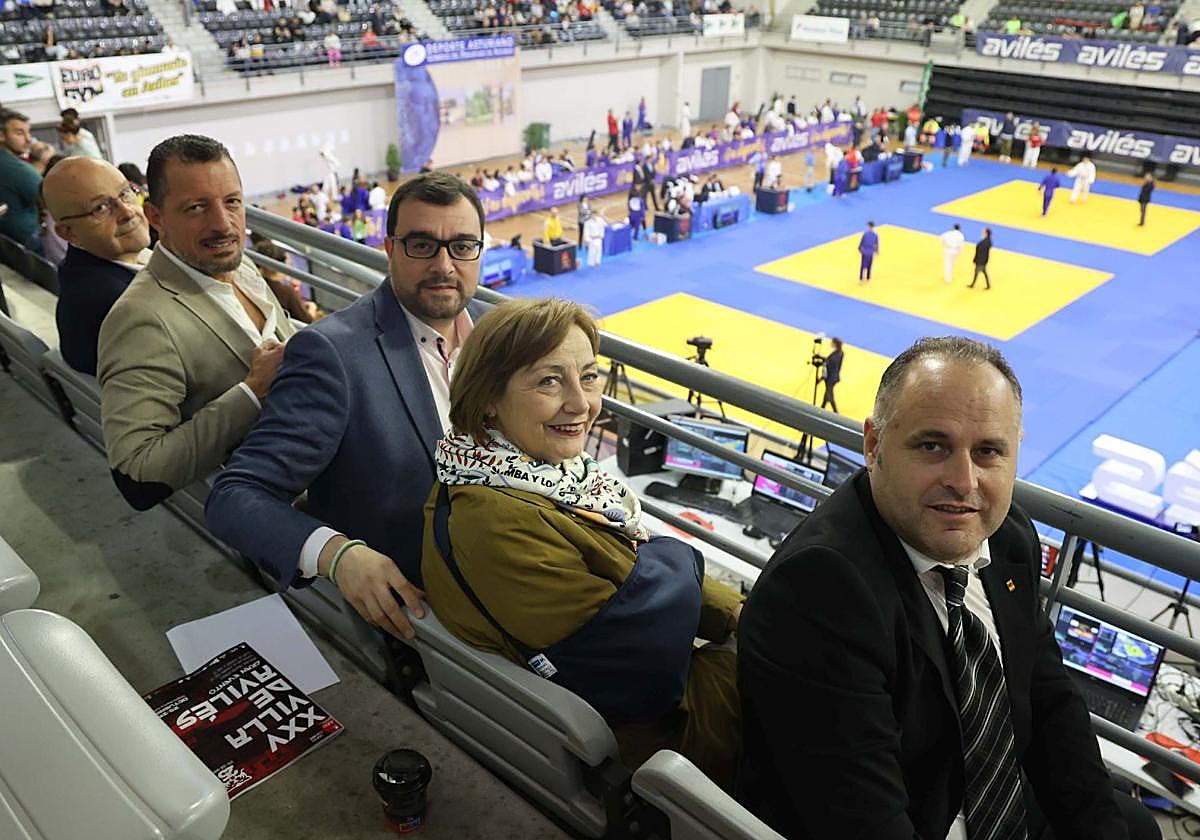 Adrián Barbón, en el centro junto a Mariví Monteserín siguendo la Copa de España infantil del Villa de Avilés en el Quirinal.