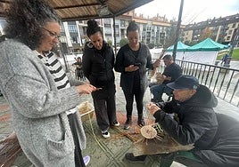 El artesano Ramón Vázquez explicando uno de los pasos de la elaboración de cestos