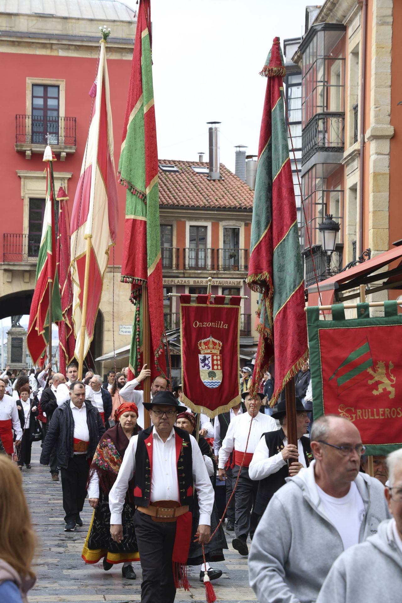 Los pendones leoneses desfilan por Gijón
