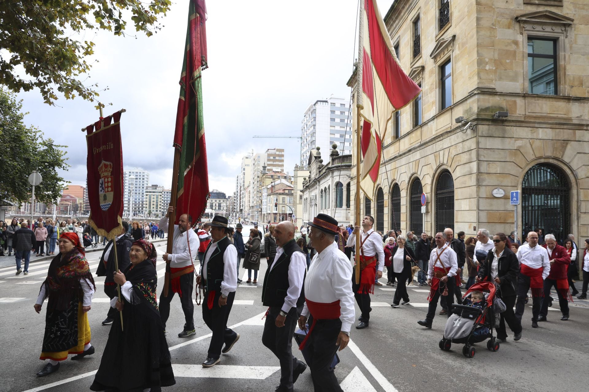 Los pendones leoneses desfilan por Gijón