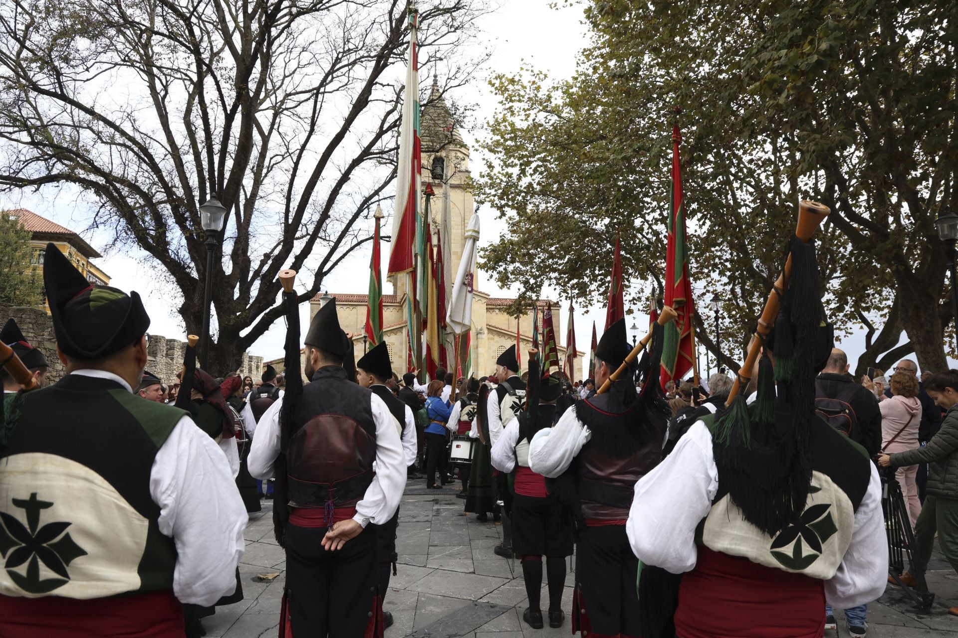 Los pendones leoneses desfilan por Gijón