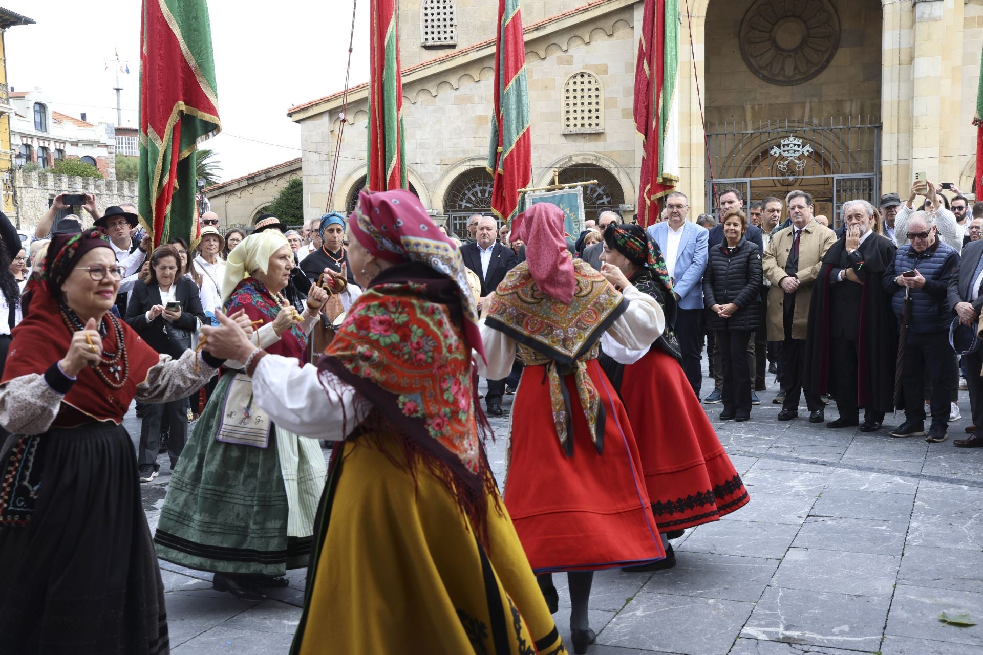 Los pendones leoneses desfilan por Gijón