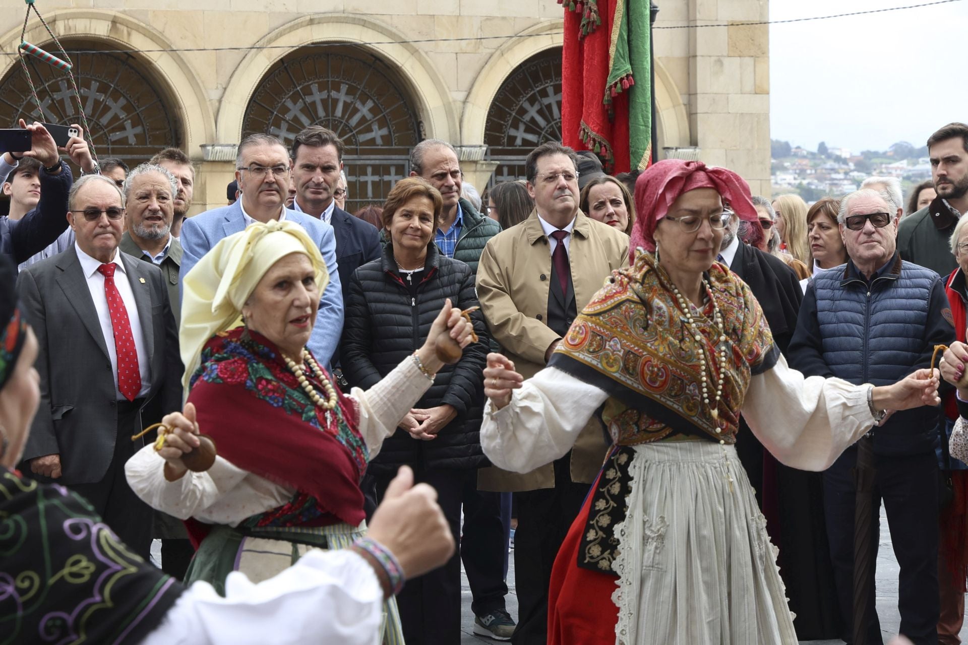 Los pendones leoneses desfilan por Gijón