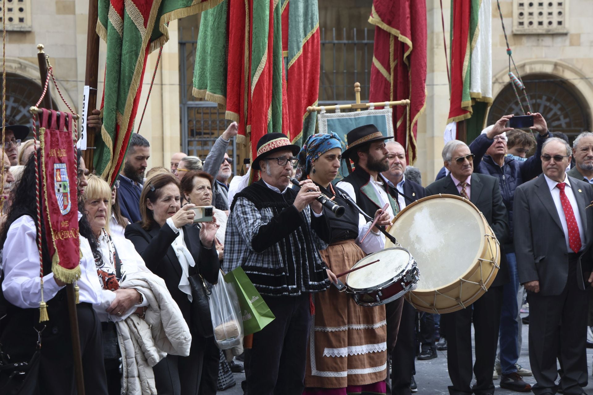 Los pendones leoneses desfilan por Gijón