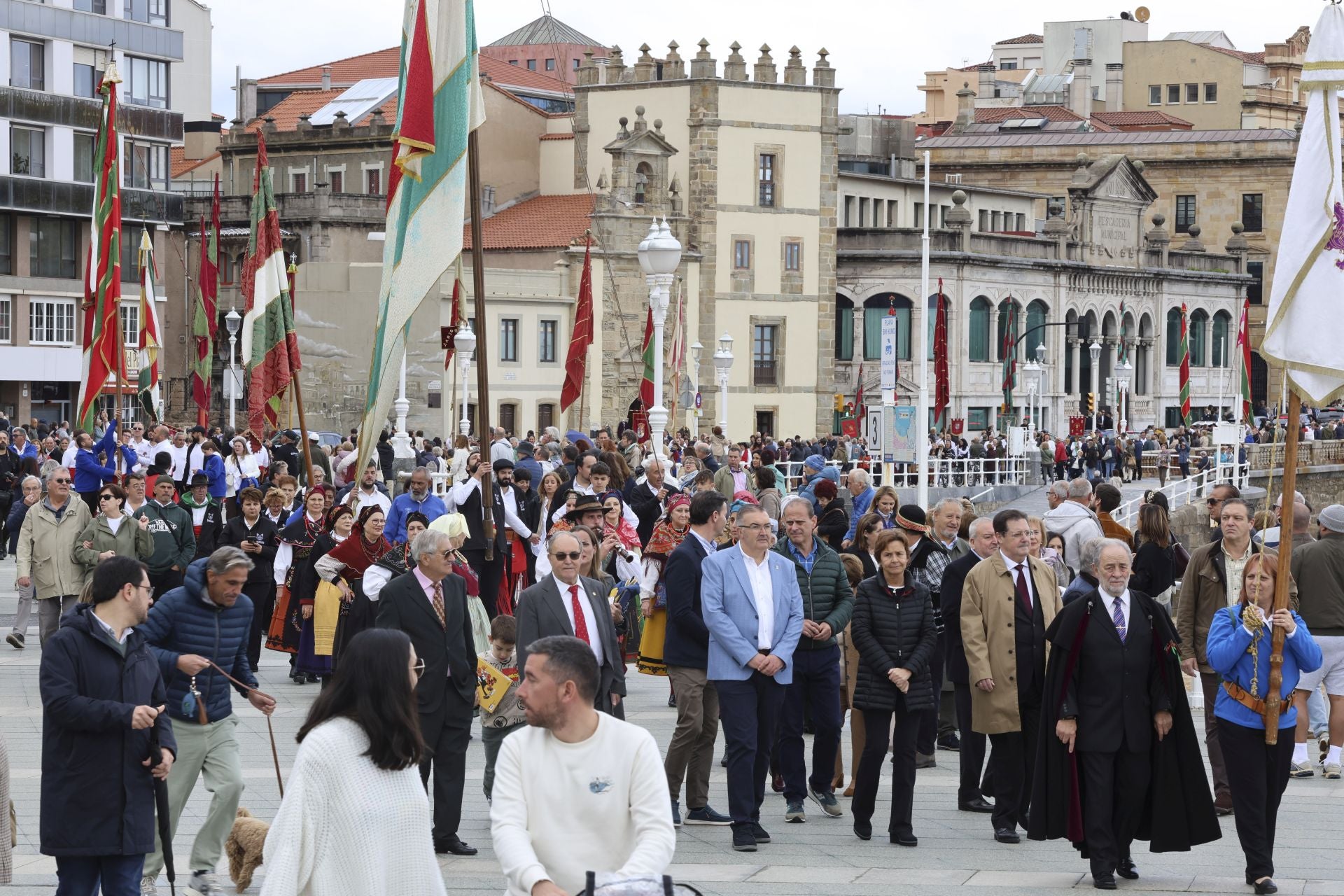 Los pendones leoneses desfilan por Gijón