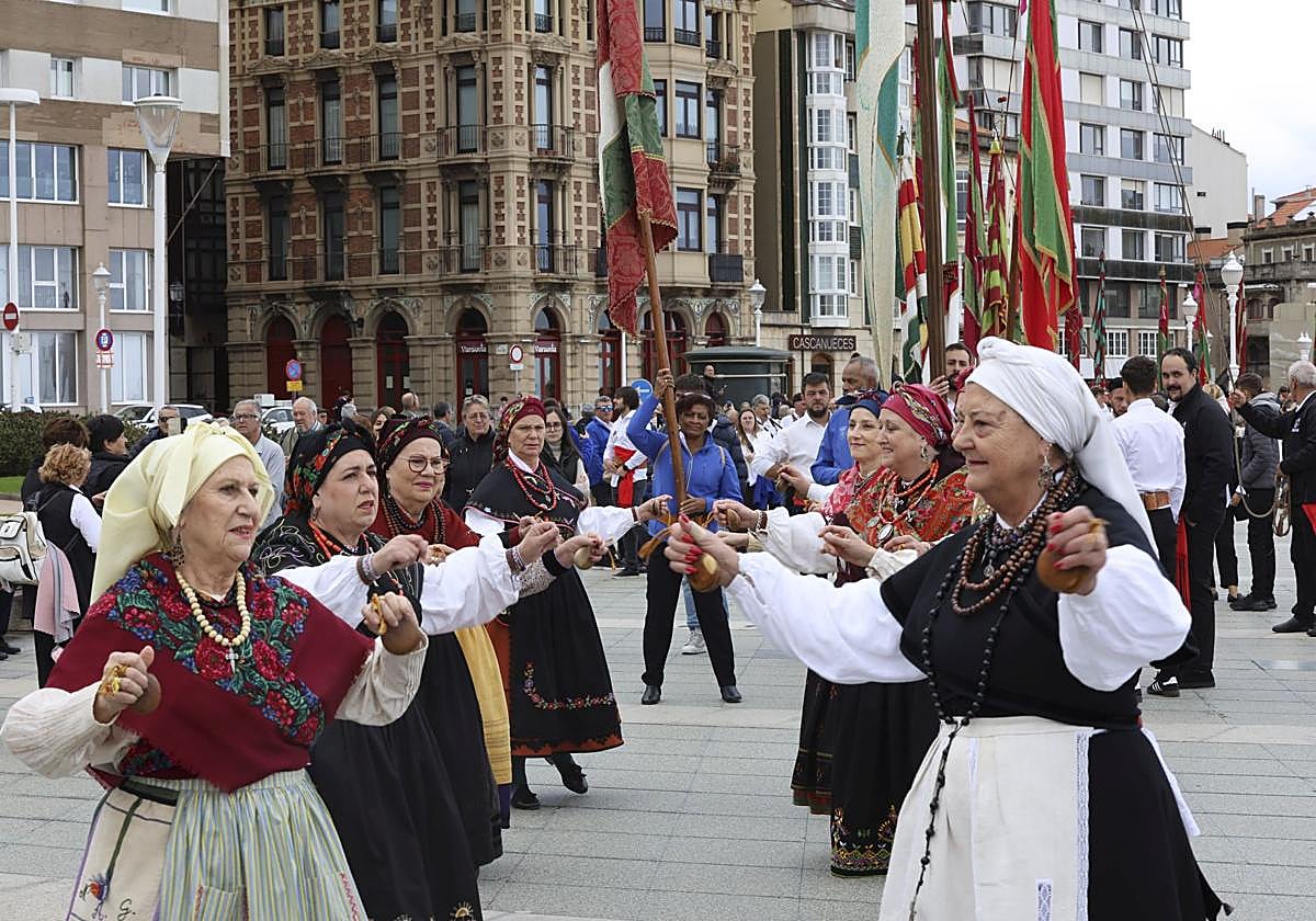 Los pendones leoneses desfilan por Gijón