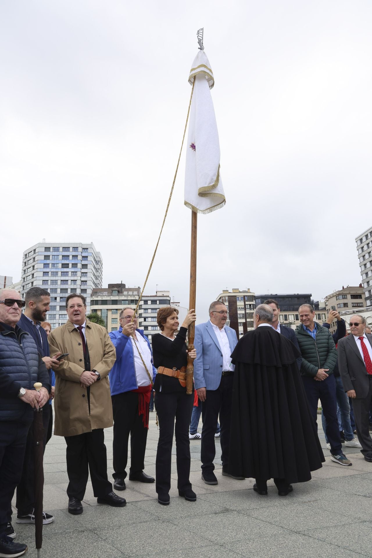 Los pendones leoneses desfilan por Gijón