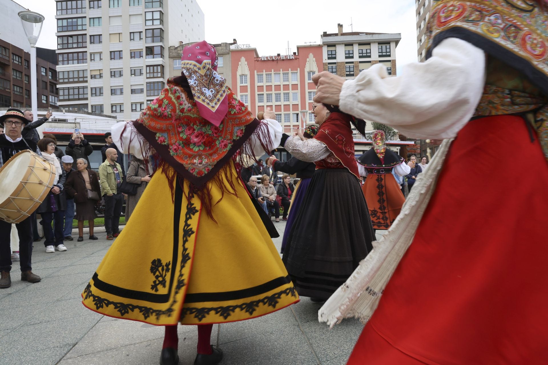 Los pendones leoneses desfilan por Gijón