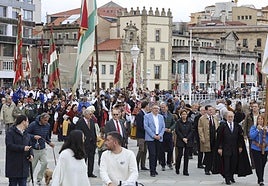 El multitudinario desfile de los pendones de León recorrió el paseo del Muro.