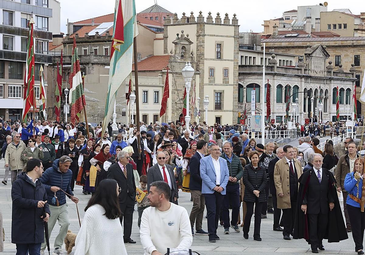 El multitudinario desfile de los pendones de León recorrió el paseo del Muro.
