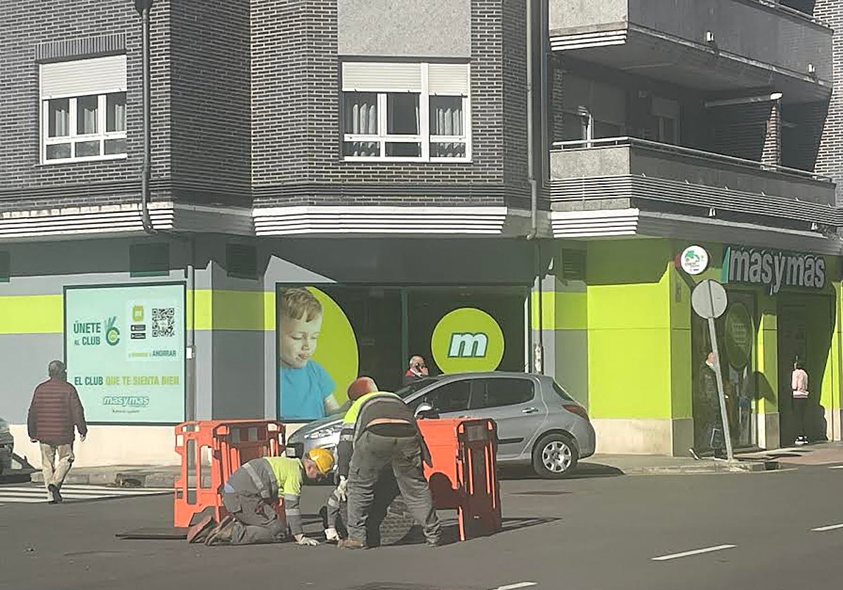 Operarios minutos después del incidente comprobando instalaciones cerca del número 16 de la calle Río Cares, en Pola de Laviana