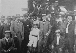 Casto Alejandro Olano, abajo a la izquierda, en la visita al puerto de El Musel del ministro de Fomento Miguel Villanueva Gómez.