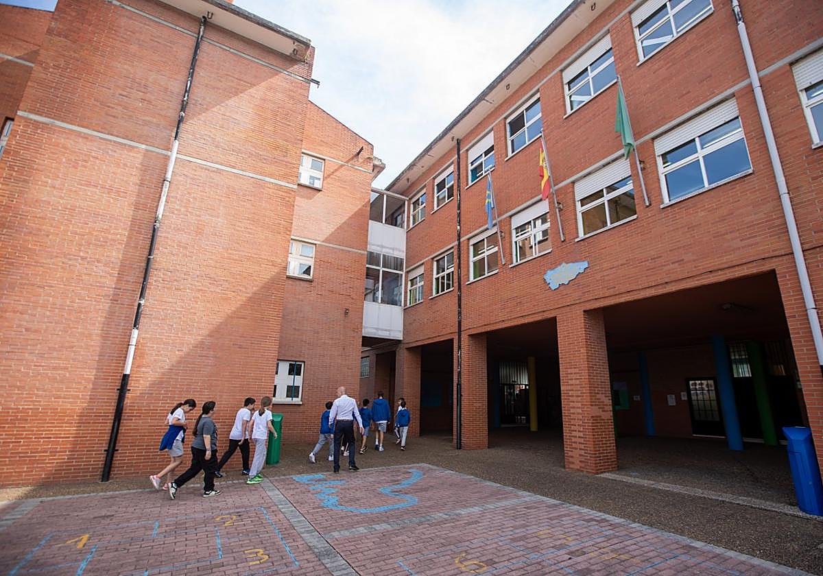 Alumnos entrando en el Castillo de Gauzón de Raíces.