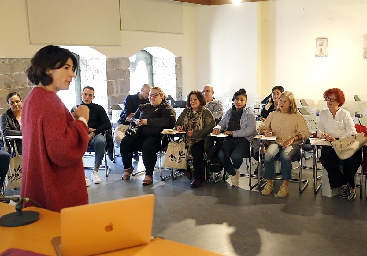 Tamara Fernández se dirige a los voluntarios que ayer asistieron a la sesión en el Palacio de Valdecarzana.