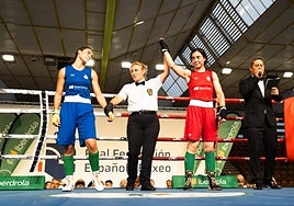 Ana Isabel González, a la derecha, vence su combate.
