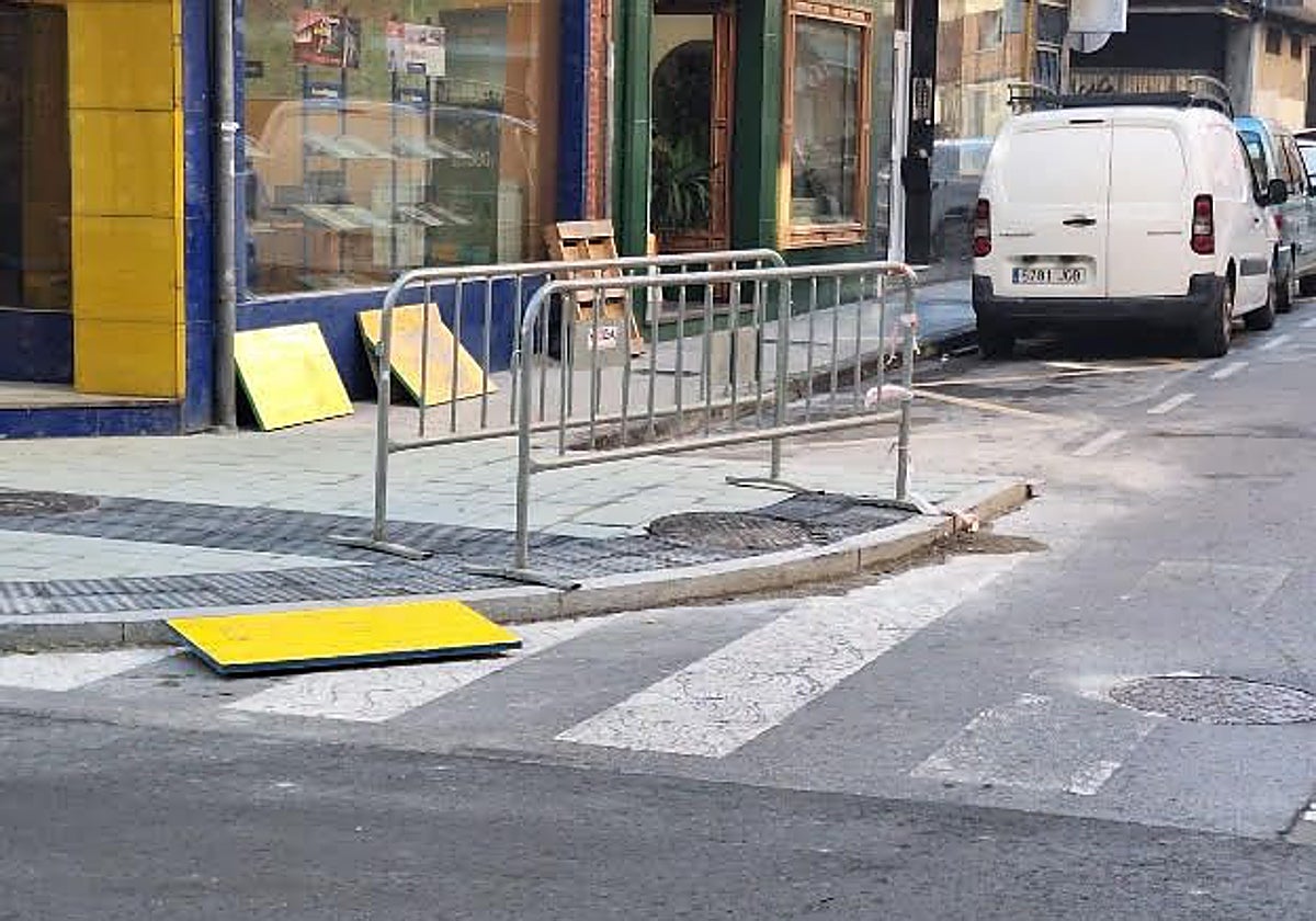 Obras para mejorar la accesibilidad en la avenida de Schulz, en Gijón, a la altura de lca lle Bobes.