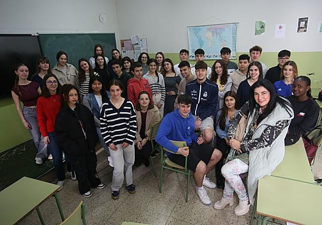 El alumnado que ha participado en STARTinnova con su tutora.