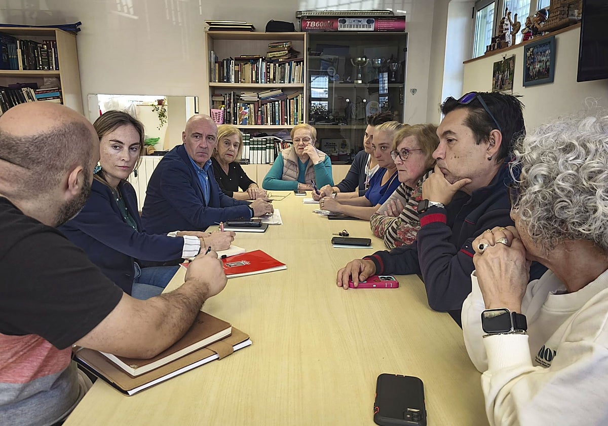 Abel Junquera con la nueva ejecutiva vecinal.