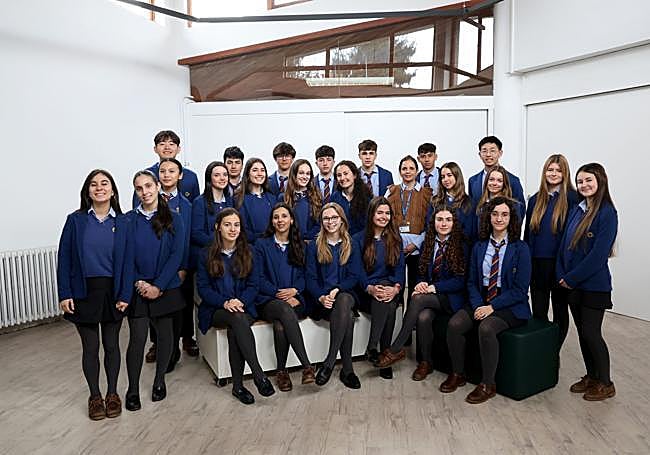 Los alumnos del centro con su tutora.