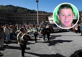 La viuda, a la derecha de la imagen, acompañada por familiares.