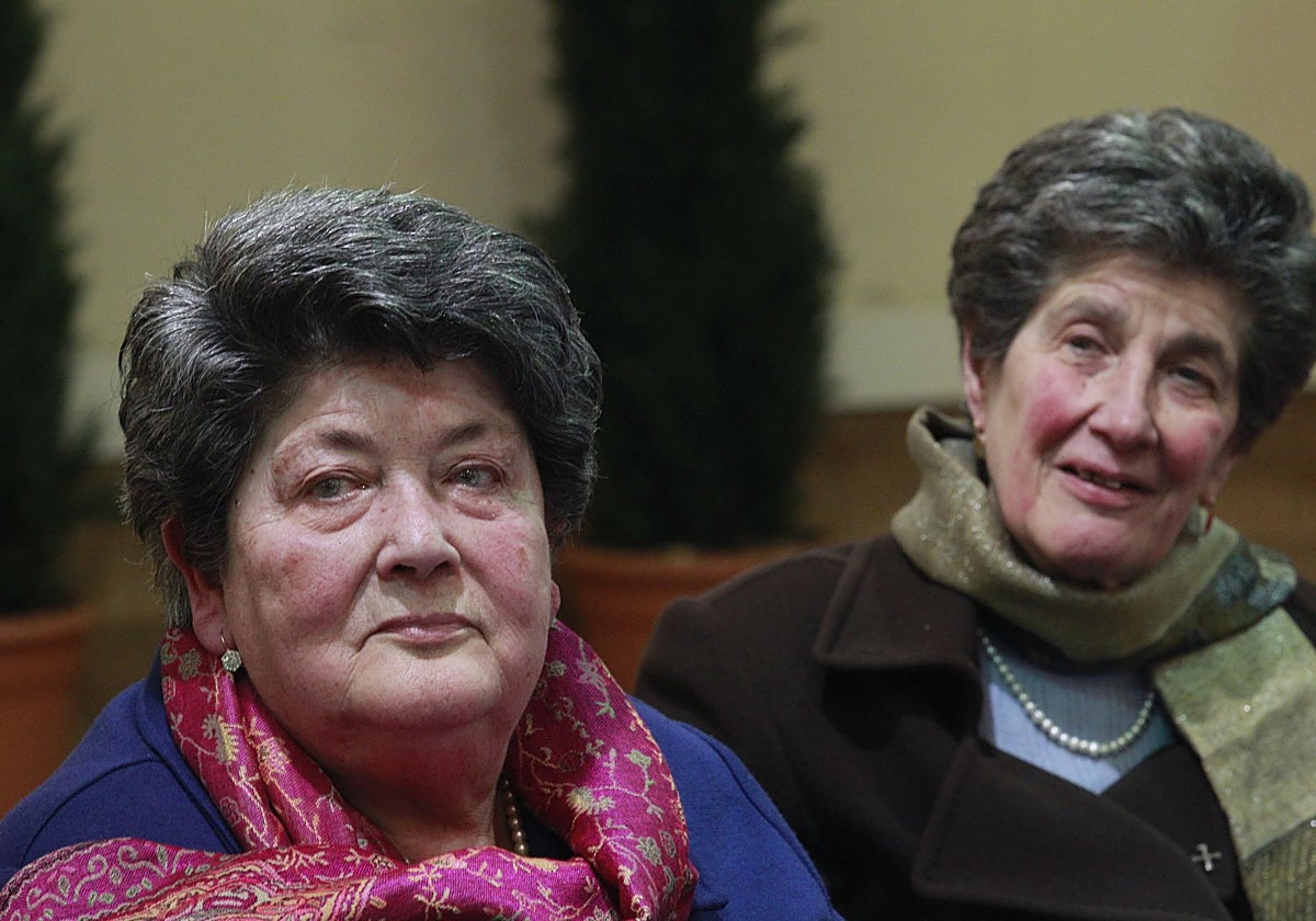 María Elvia y Fina Clemente, durante el reconocimiento que le brindaron los vecinos del Oviedo Antiguo en 2017.