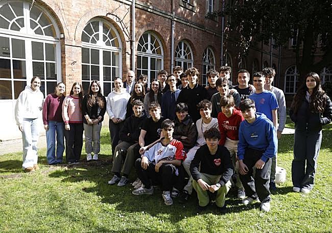 Los alumnos participantes en STARTinnova, y su tutor, del Colegio La Inmaculada Jesuitas, de Gijón.