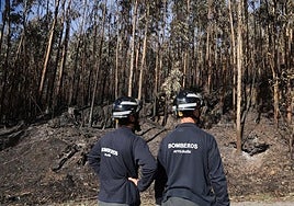 Dos bomberos del Ayuntamiento de Gijón en el Monte Areo.