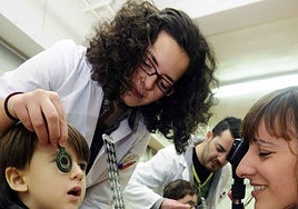 Dos pequeños, durante una revisión oftalmológica.