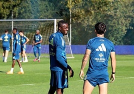 El defensa Bailly bromea con el centrocampista Colombatto en un entrenamiento del Real Oviedo.