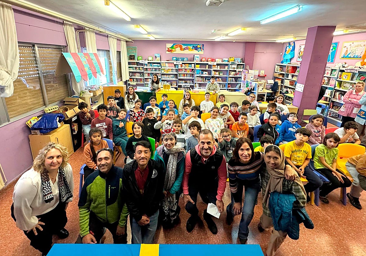La directora Inés Estrada; los alpinistas Hanif Muhammad, Mutafa Muhammad, Hafiza Siddiqa Hanif y Amina Hanif , junto al alcalde de Siero, Ángel García, la edil María José Fernández, y los niños del Xentiquina