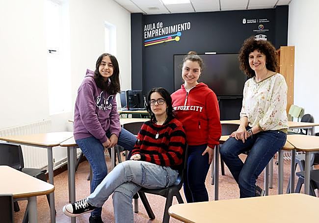Las alumnas participantes en STARTinnova con su tutora.