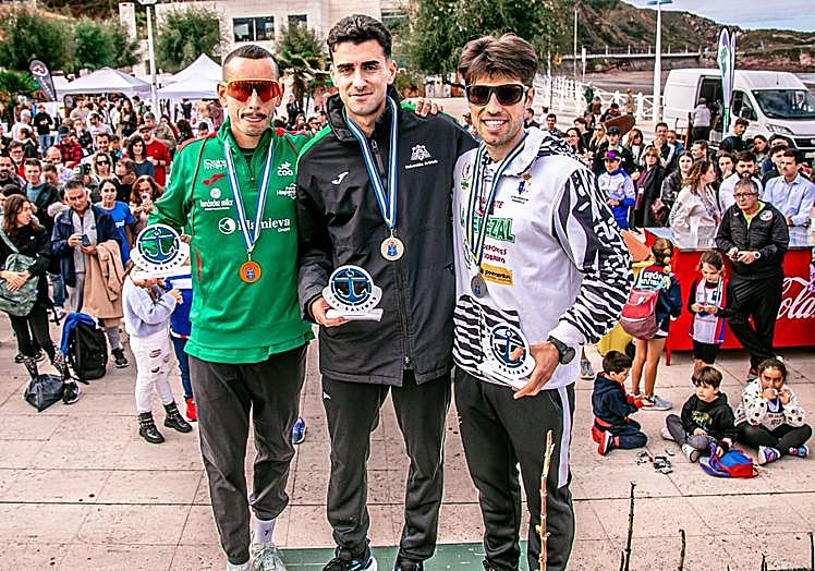 Podio masculino, con David Alfonso en el centro.