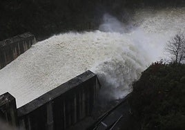 Presa de Tanes, en Caso, durante un temporal en Asturias.