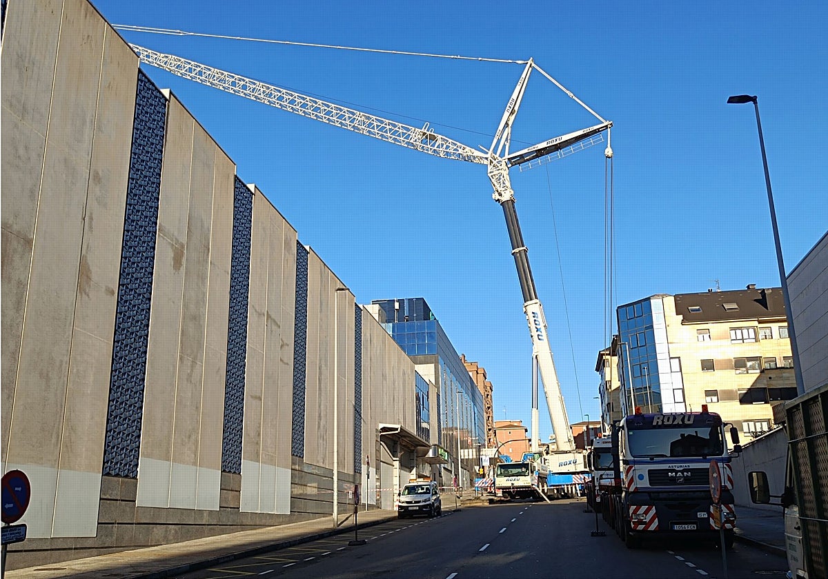 La calle Ramón Areces está cortada al tráfico entre la avenida de la Constitución y la calle Álava por la instalación de una grúa de grandes dimensiones.