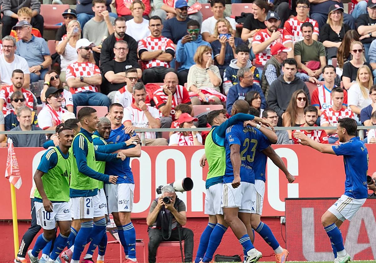 Los jugadores del Real Oviedo celebran el gol de Rondón ante el Girona.