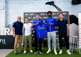 Javi López (en el centro), en la presentación oficial como jugador del Real Oviedo.